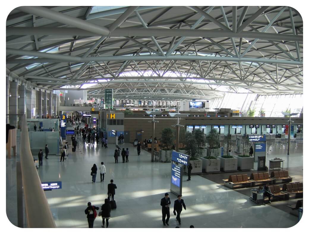인천 국제공항의 내부 시설물을 보여주는 사진