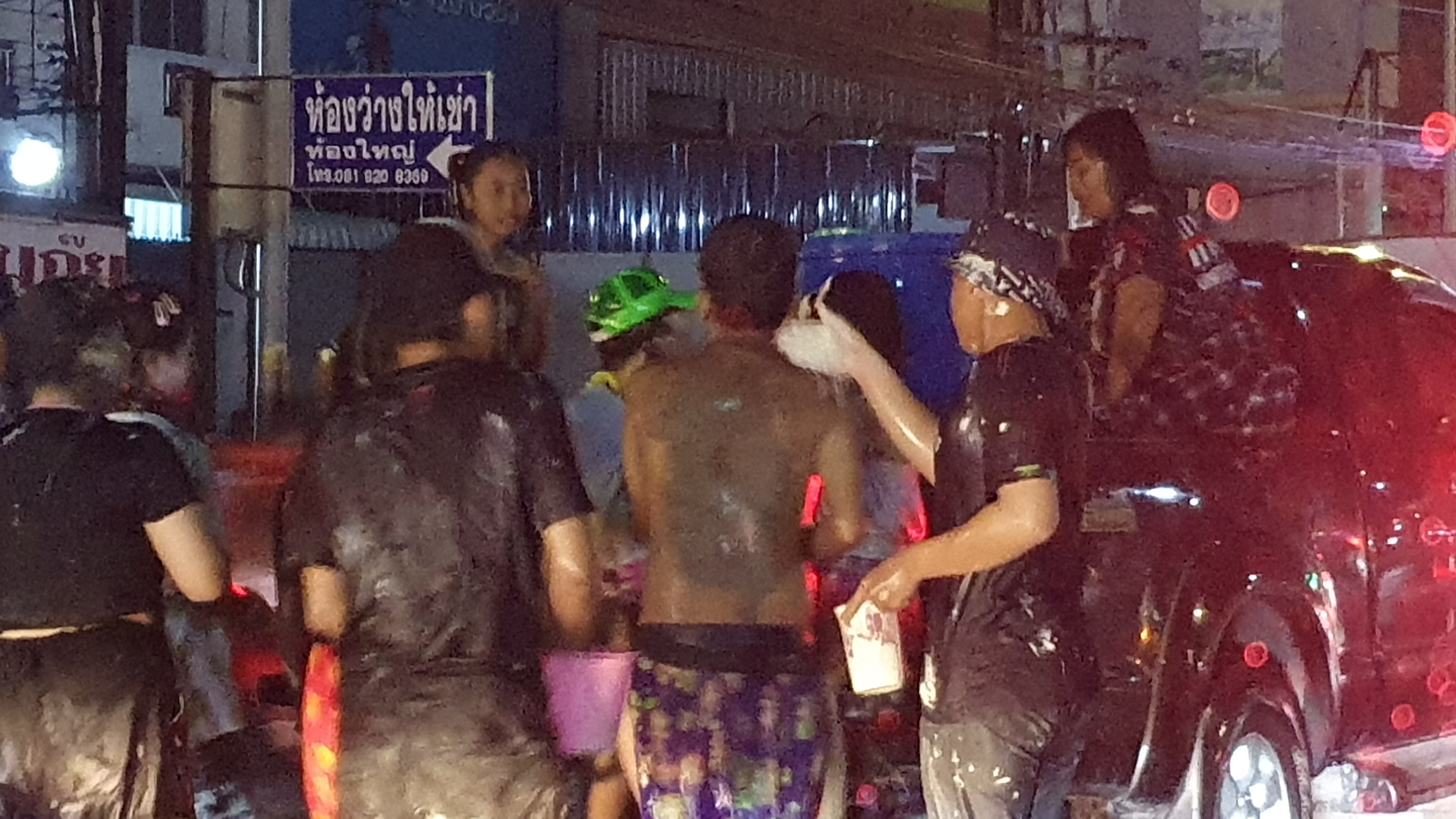 파타야 스쿰빗 도로 송크란 즐기는 태국인들