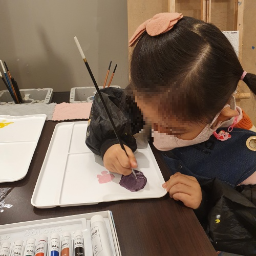파레트에 색깔을 조합중인 2호