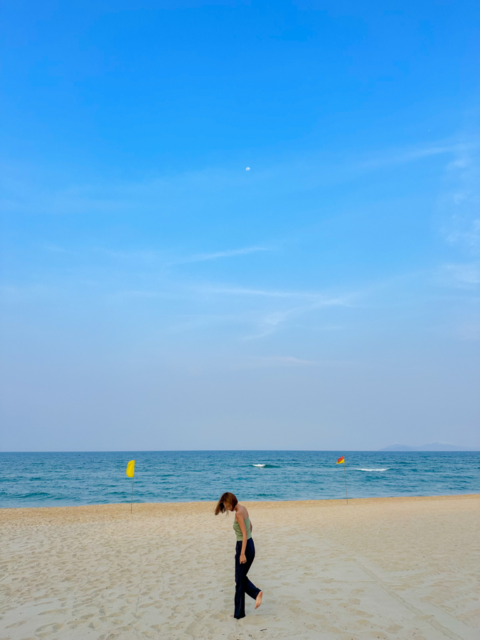 쉐라톤 그랜드 다낭 리조트 바다 앞에 서있는 여자