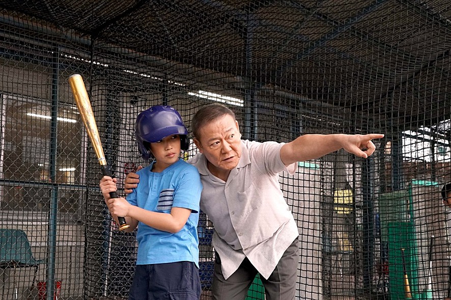 야구를 가르치는 남자와 아이의 모습