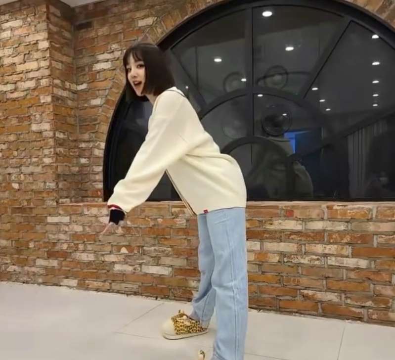  (여자)아이들 우기 “기린 포즈 3종” 한도 초과 깜찍함[SNS컷]