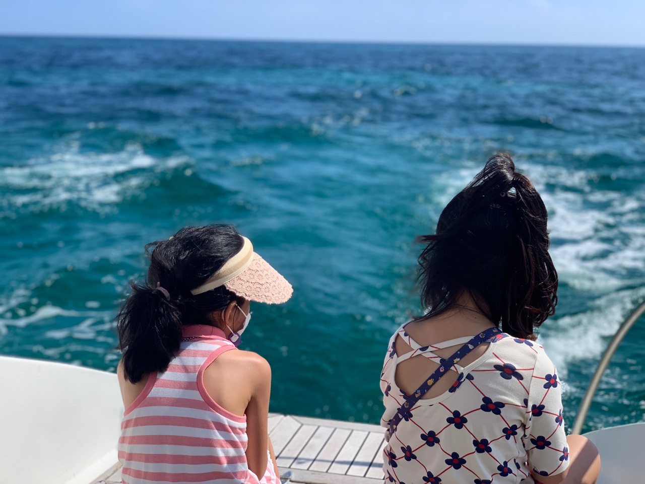 퍼시픽 리솜 요트에서 바다를 바라보는 두 초등학생