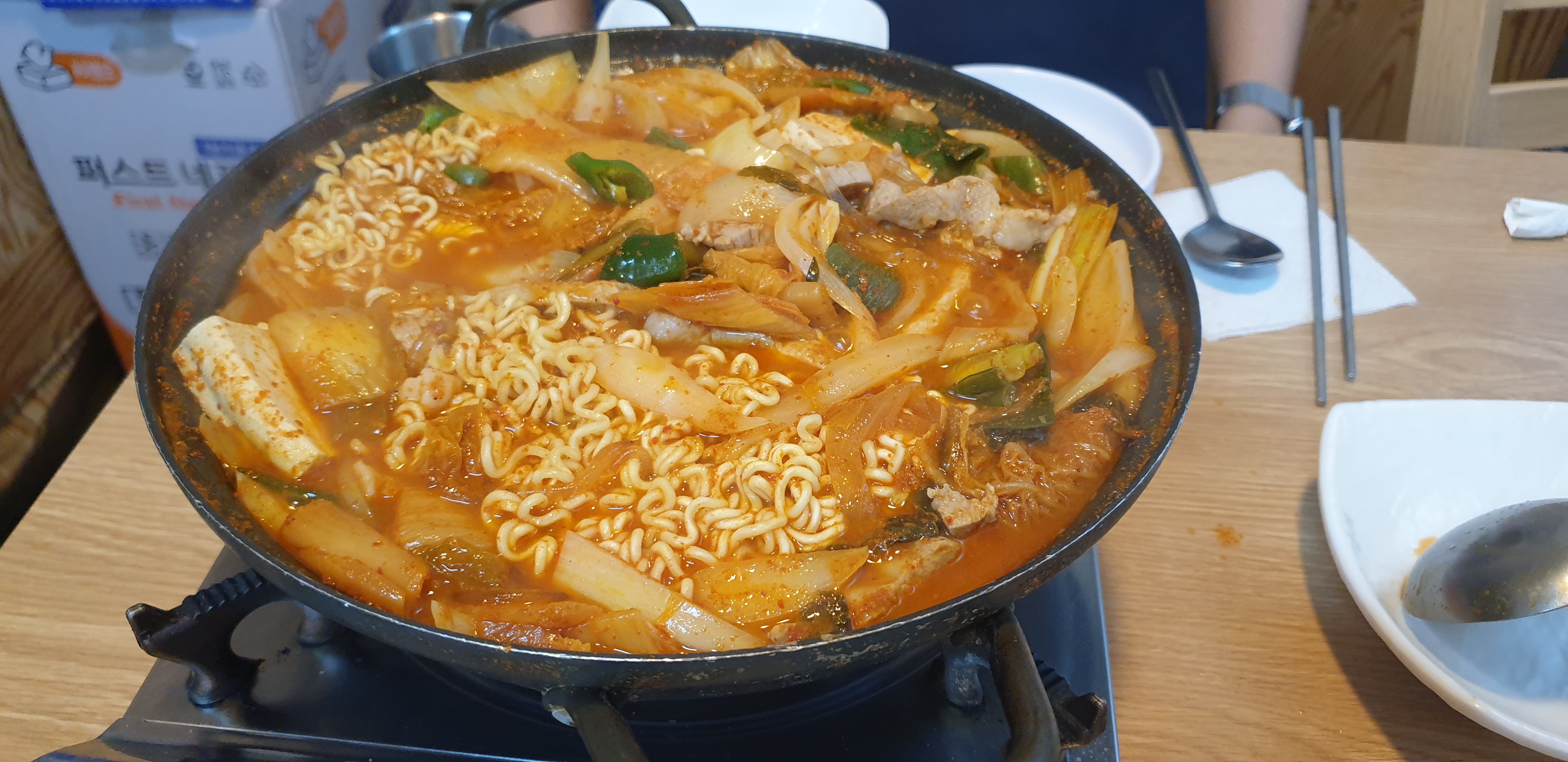  [가산디지털단지] 돌솥밥김치찌개 흑돼지삼겹살 - 김치찌개, 라면사리