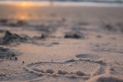 바닷가 모래 위에 그려진 하트