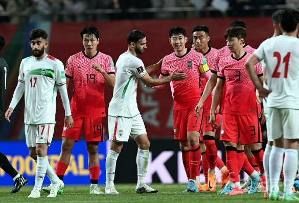 한국과 이란선수가 경기직후 인사를 나누고 있다.