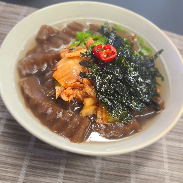  도토리묵밥 따뜻한 멸치육수로 뜨끈하게 즐기는 온묵밥