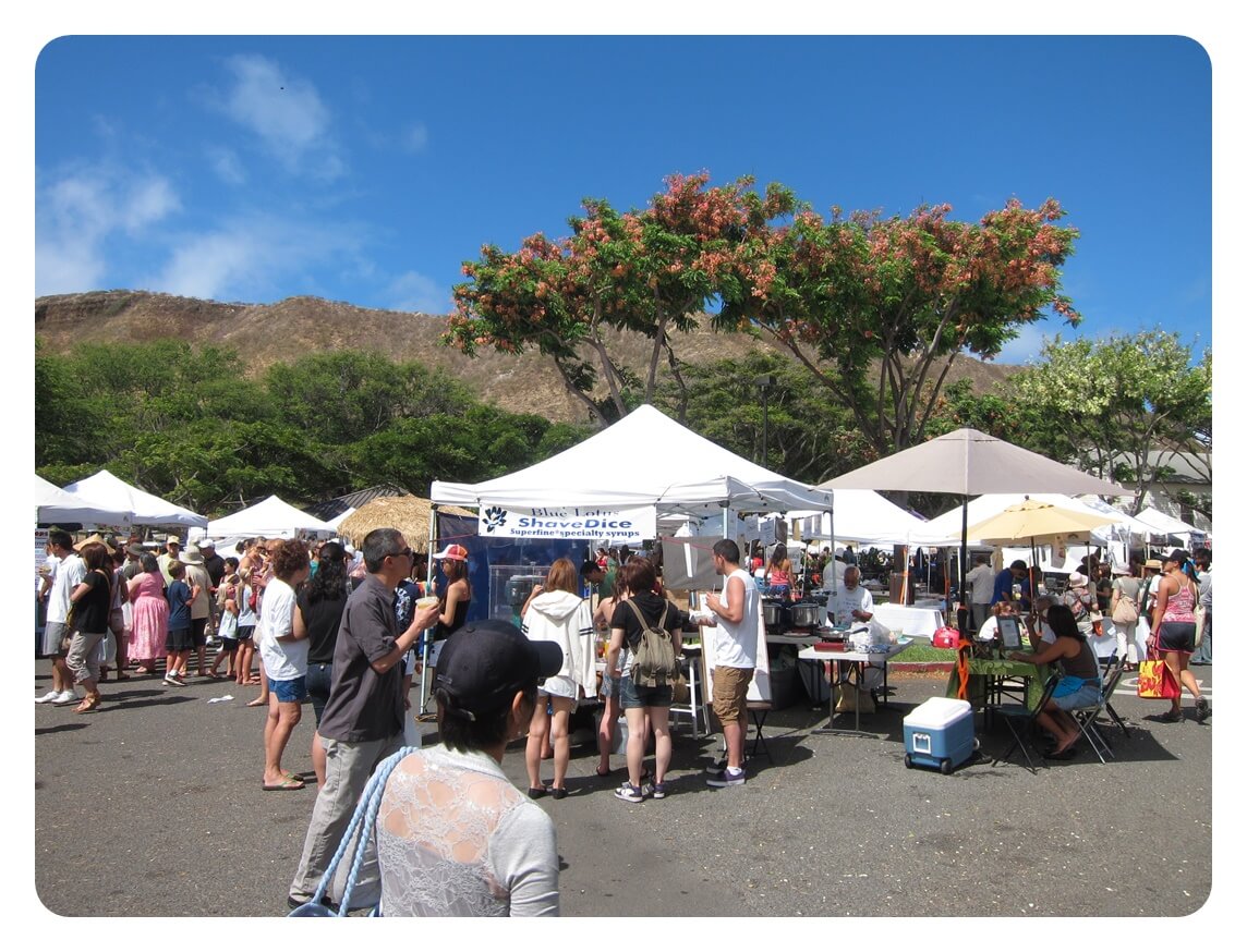 하와이 오아후섬 KCC 파머스 마켓&#44; KCC Farmer&#39;s Market 거리 마켓들과 관광객을 찍은 사진