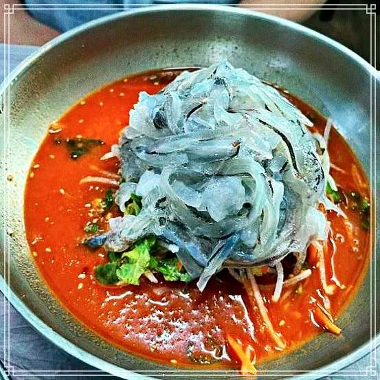  2070회 생방송오늘저녁 위대한 일터 오후 1시면 장사 끝 단 4시간만 문 여는 물회 맛집 속초 산 오징어, 가자미 물회, 회덮밥 위치