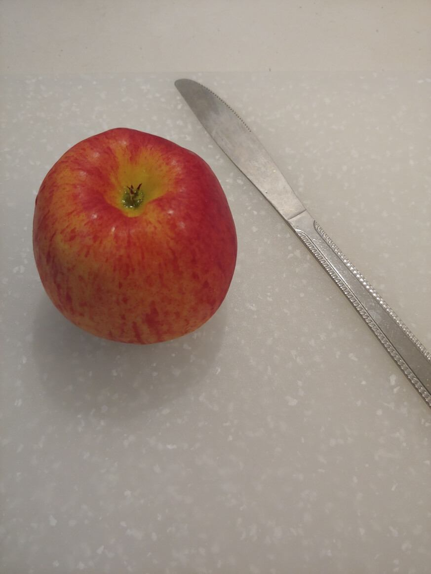 사과와 칼을 도마위에 놓아둔 모습