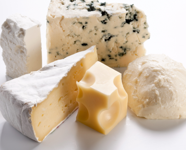 다양한 종류의 치즈 조각들 사진