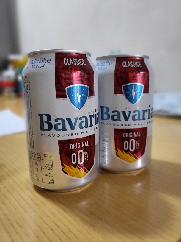 바바리아-맥주-캔-테이블-위에-2개-놓여진-사진