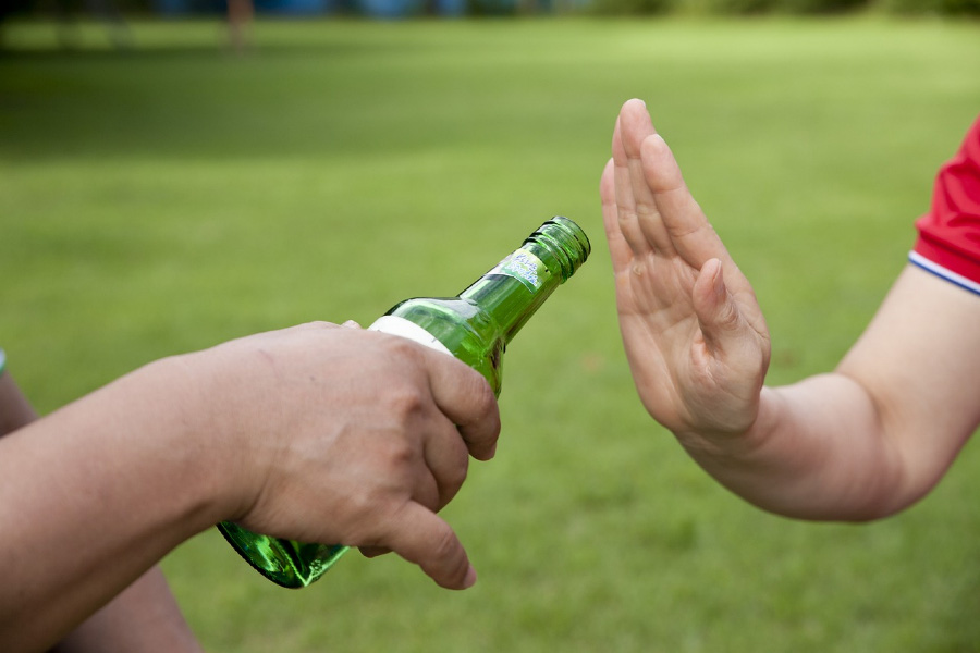 술을 권하는 사람에게 정중하게 손바닥을 보이며 술을 마시는 것을 거절하고 있는 사진