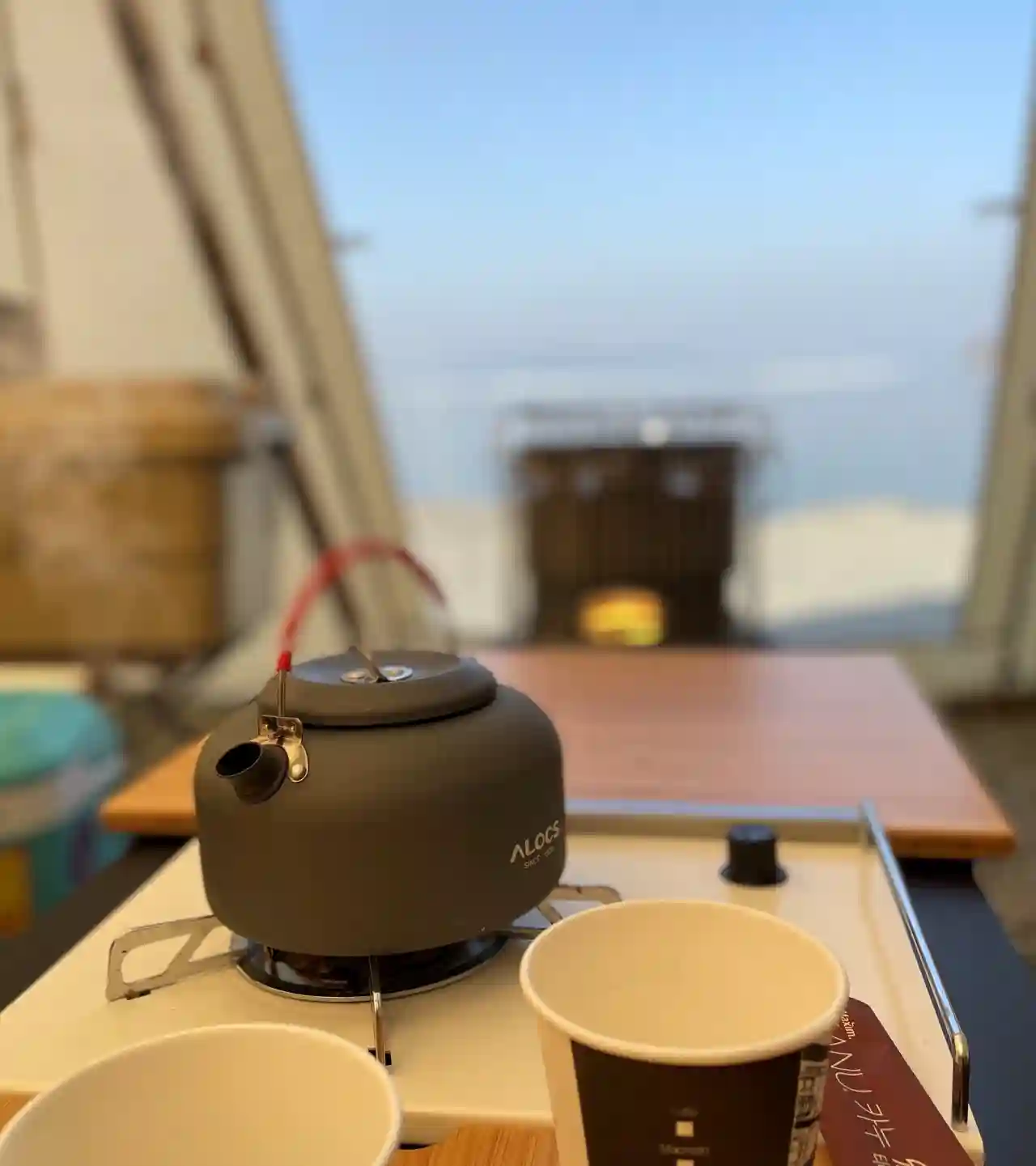 캠핑장-아침-커피를-끓이며-바라본-바다