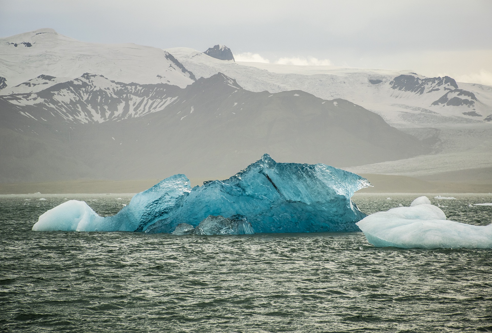 푸른 빙하 조각 하나가 요쿨살론 호수에 떠다니는 모습