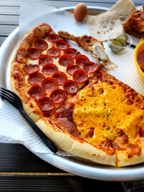 페퍼로니와 치즈 피자