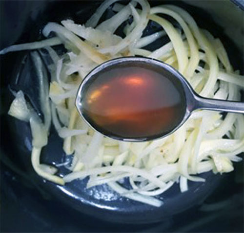 2024년 설날 음식 : 7. 도라지나물 맛있게 만드는 법
4. 프라이펜에 도라지&#44; 참기름 넣고 볶기