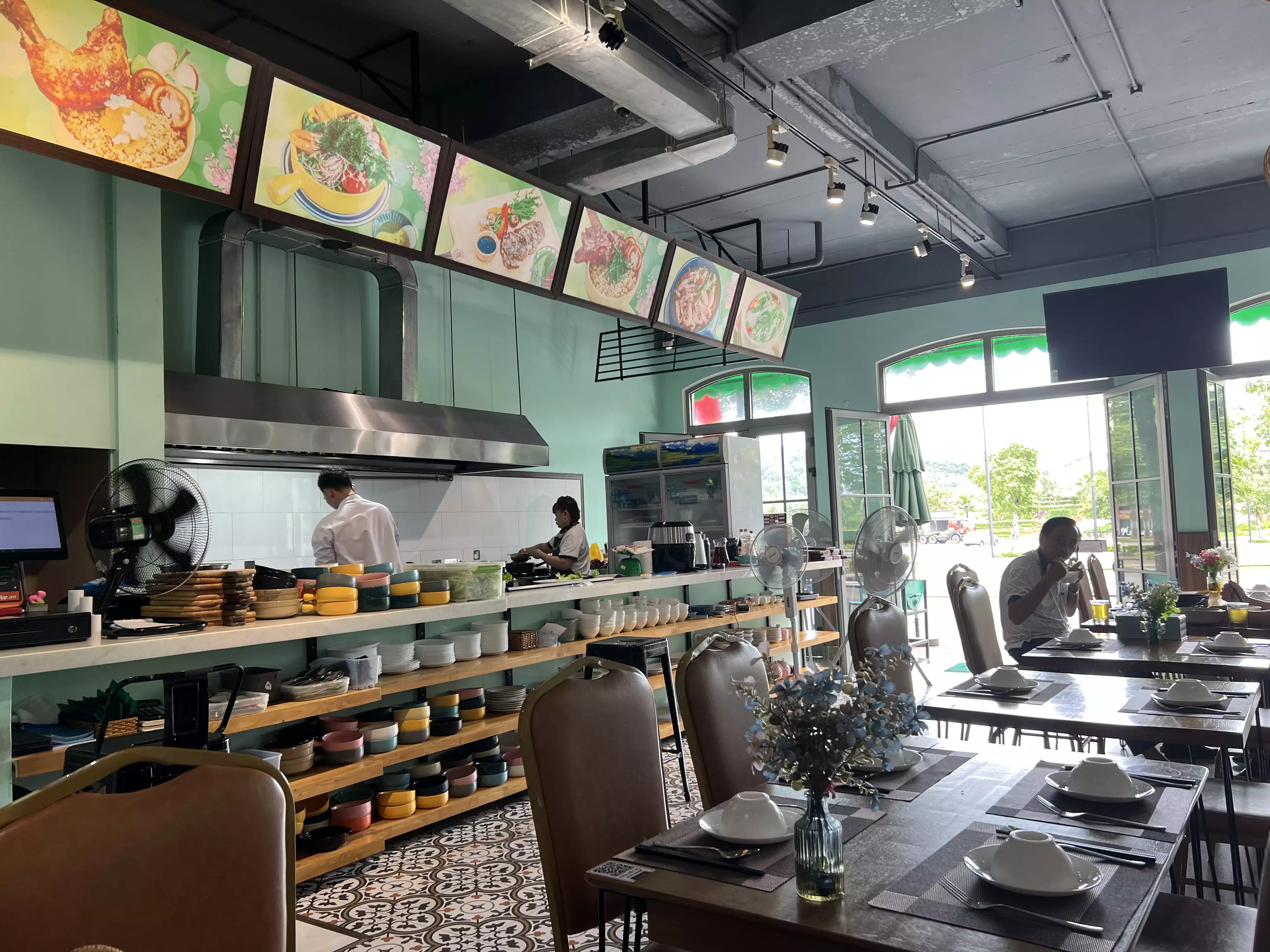 Com Tho Tay Cam Seafood &amp; Meat BBQ Restaurant 식당 내부2