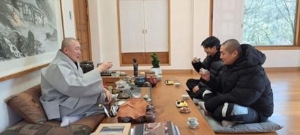  [연예뉴스]BTS  RM,  천년고찰 화엄사 방문...왜?