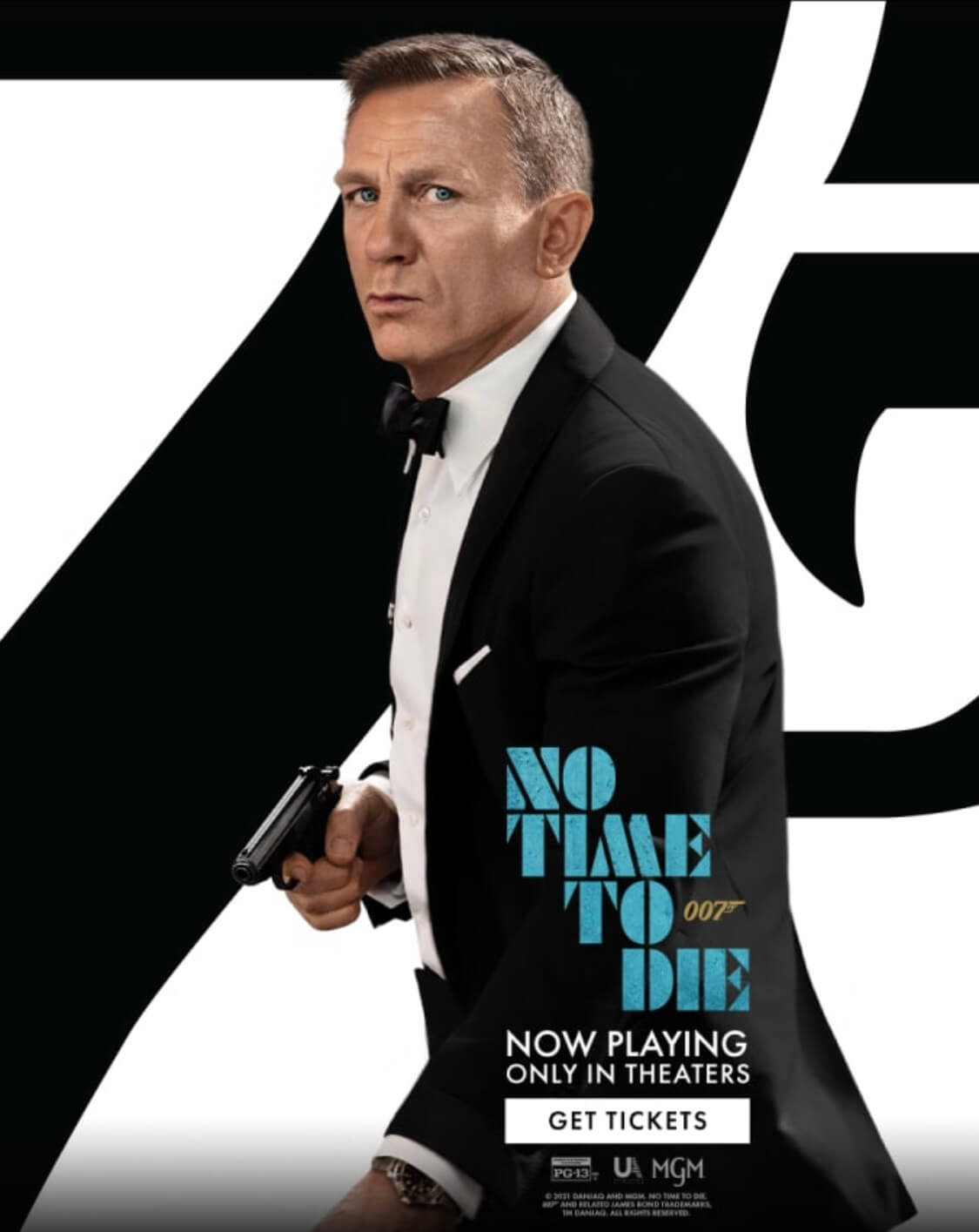 다니엘 크레이그가 나오는 007 영화포스터입니다.