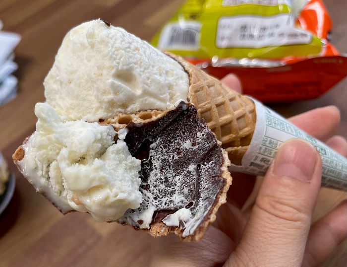 아이스크림 속 과자와 초콜릿