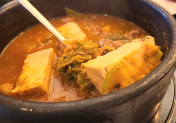 숟가락-위에-두부-된장찌개