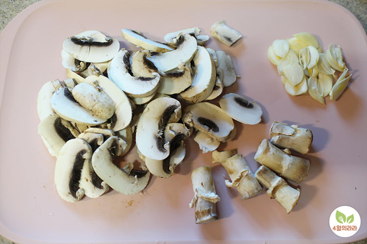 자른 양송이버섯과 마늘