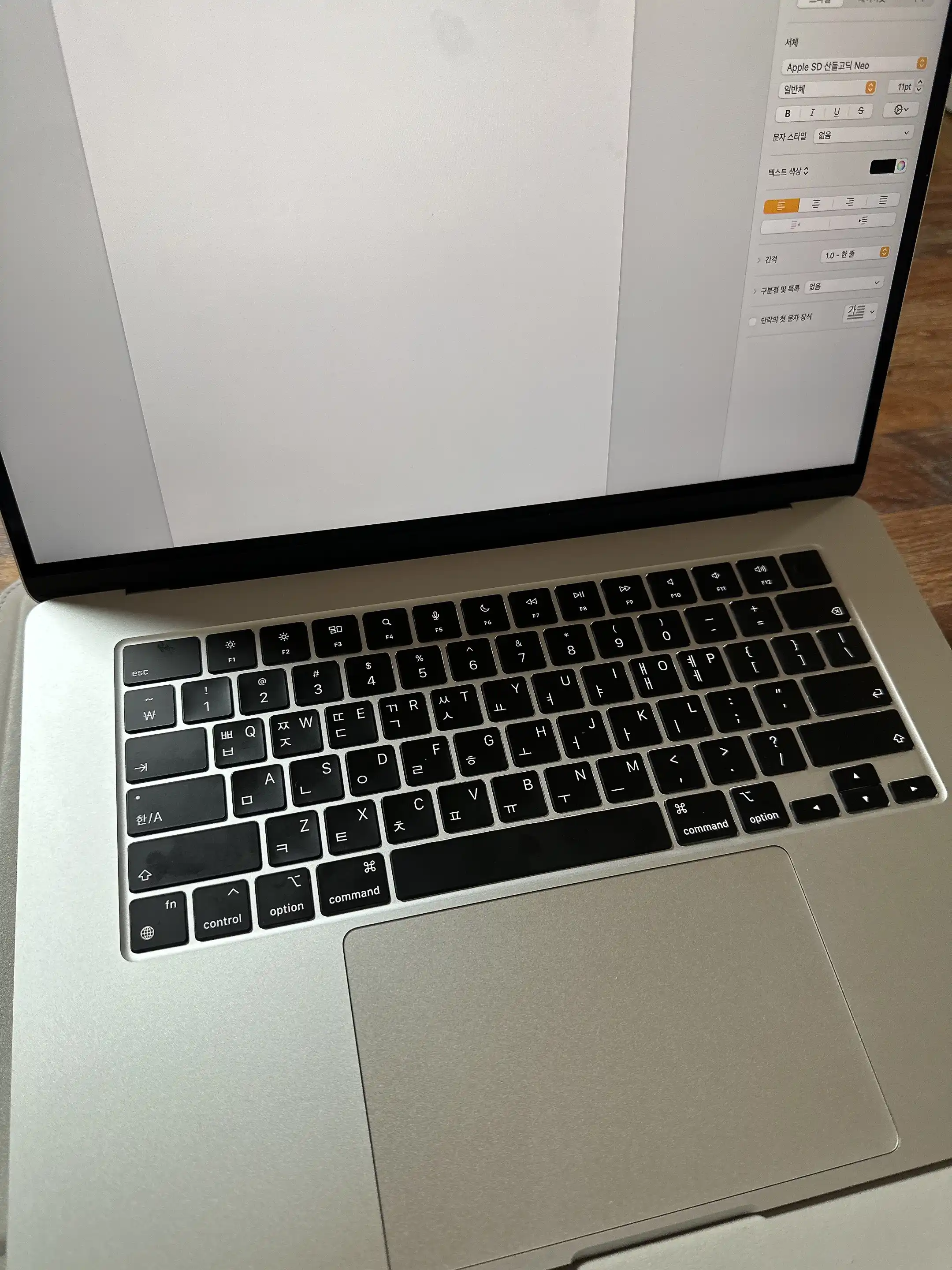 맥북에어의 페이지가 창에 열려있는 모습이다.