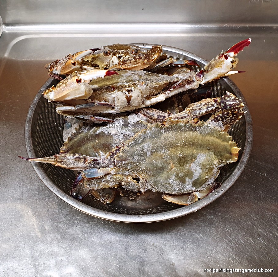 맛있는 양념게장에 들어갈 꽃게를 상온에서 해동시키는 사진