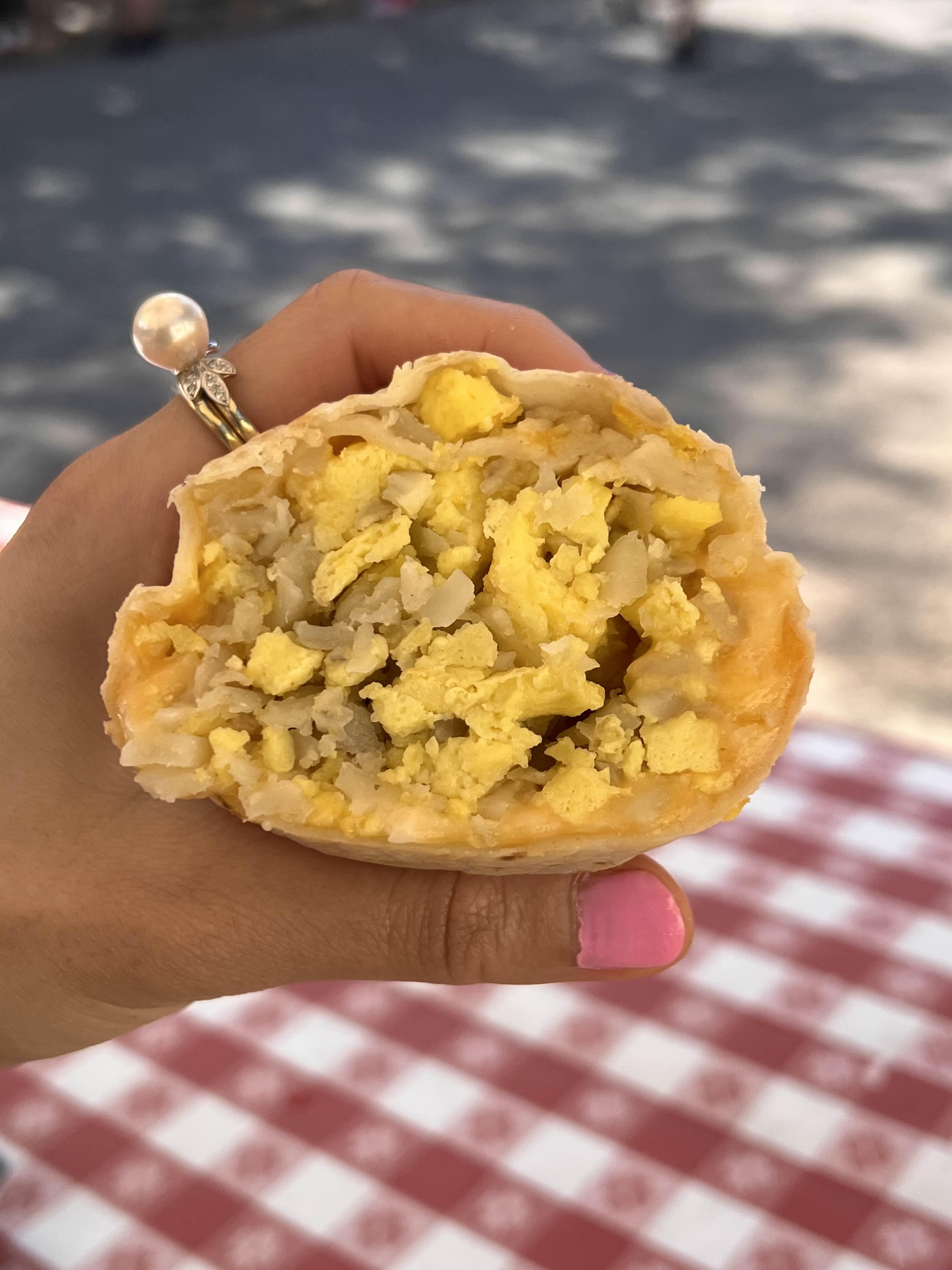 Potato & Egg Burrito 반으로 자른 사진입니다.
