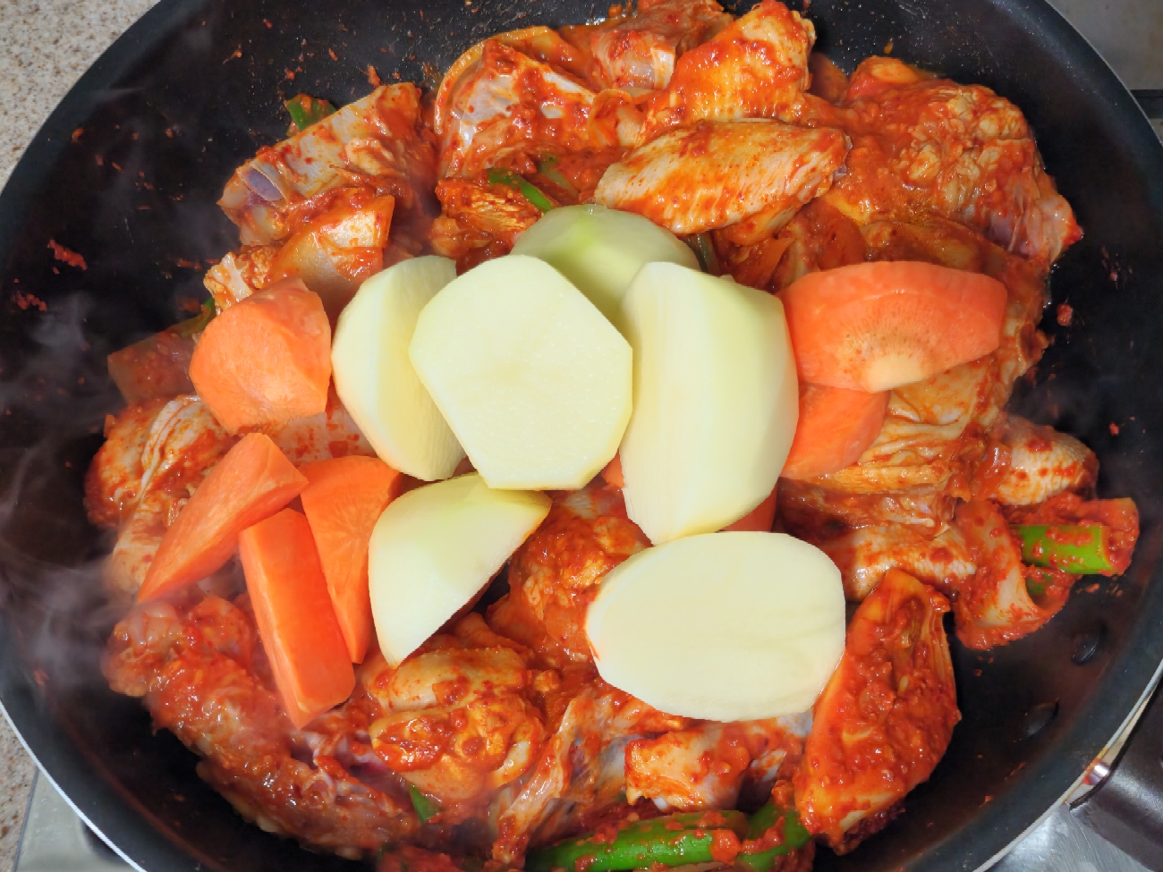 닭볶기2분-후-감자와-당근도-넣어-볶는-모습