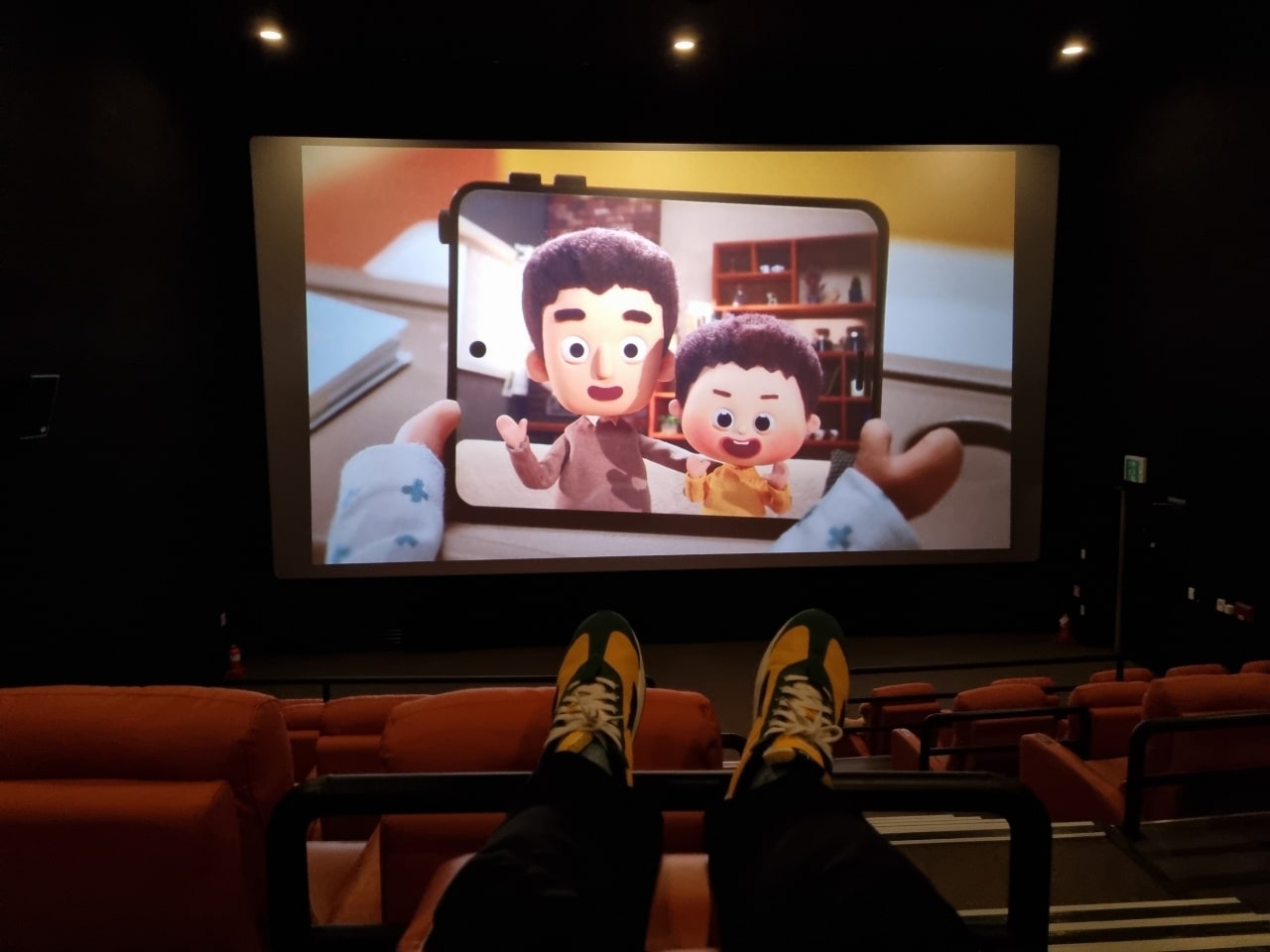완전히 눕히면 안전바가 닿습니다. 눕힘 각은 씨네큐 대구이시아보다 덜합니다.