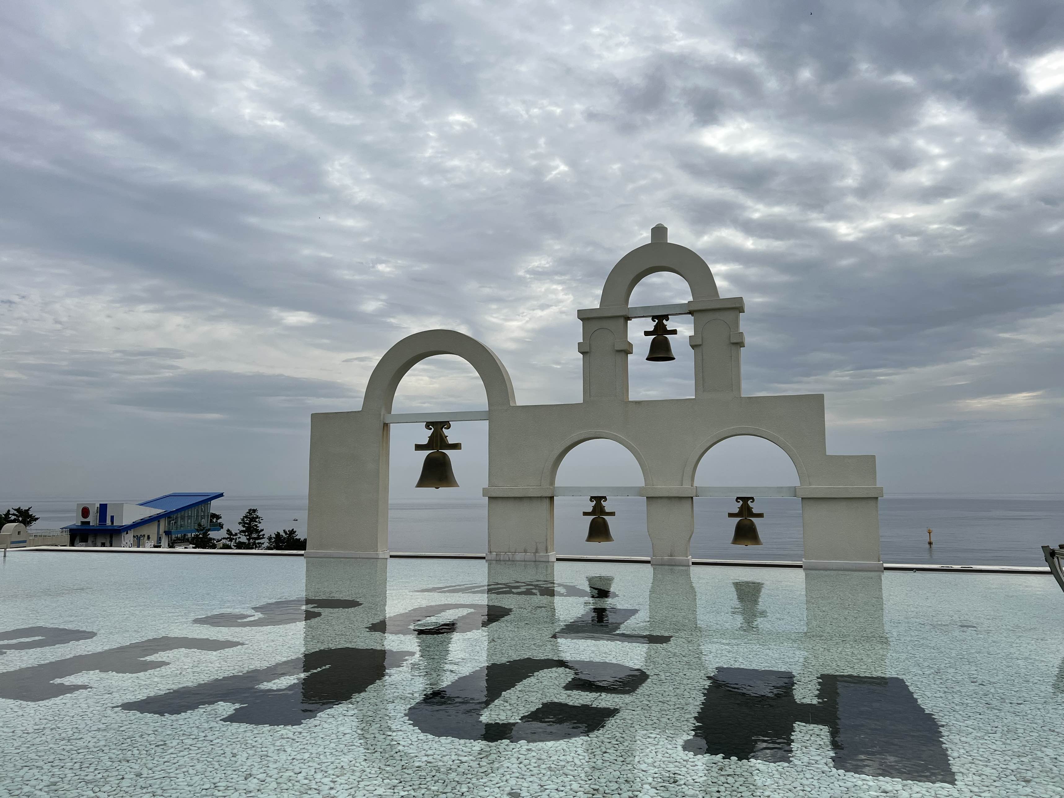 삼척 쏠비치 리조트 옥상에 있는 수영장 조형물 사진