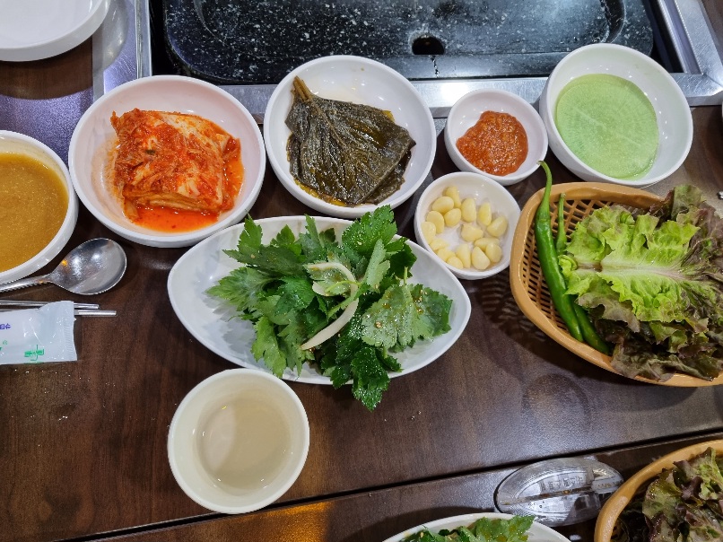 참나물-마늘-고추-상추-무쌈-쌈장-깻잎장아찌