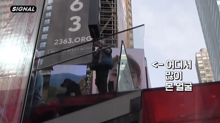 뉴욕 타임스퀘어 전광판에 뜬 자신들의 모습을 본 아이돌.jpg
