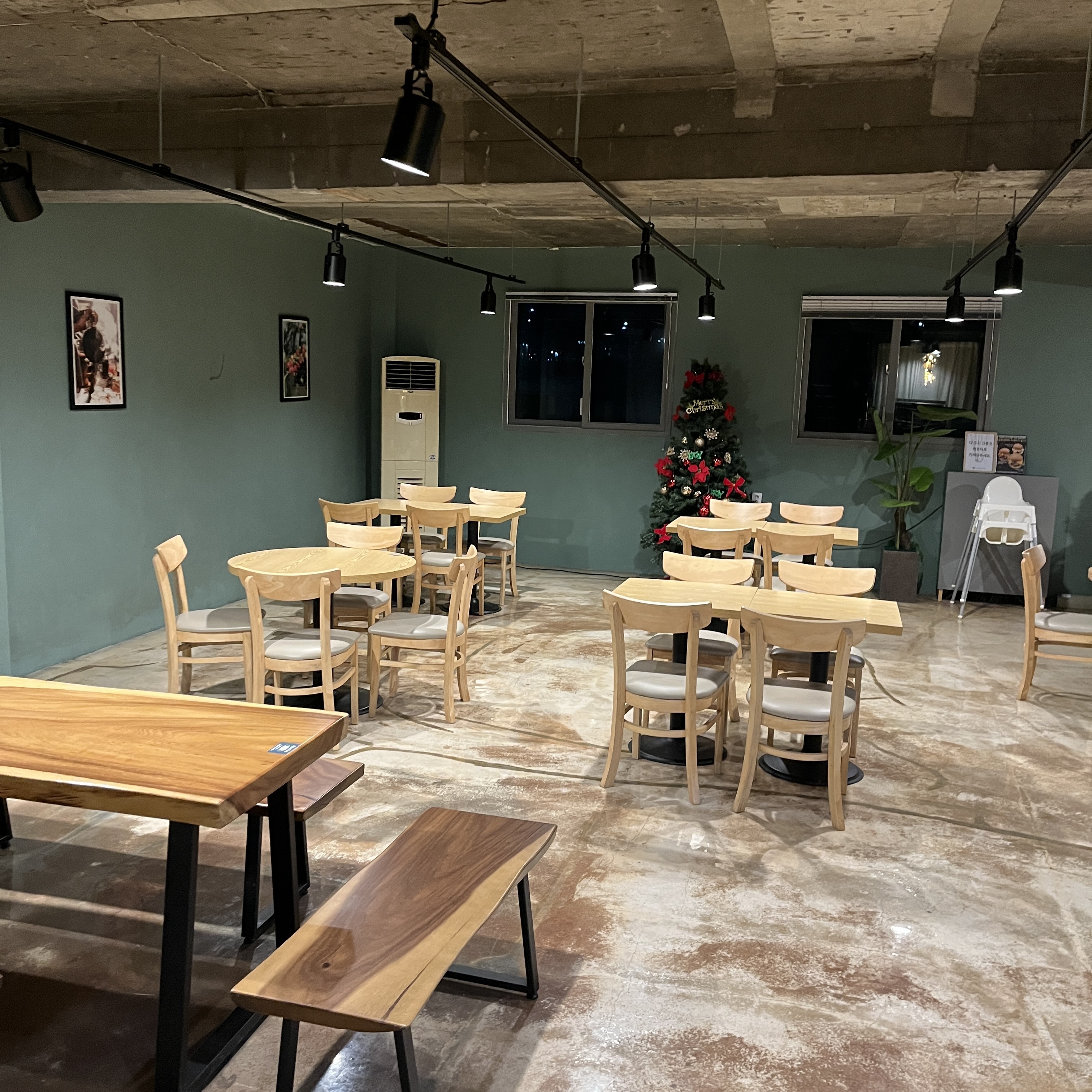 파주 일루션카페 지하 1층 내부 사진