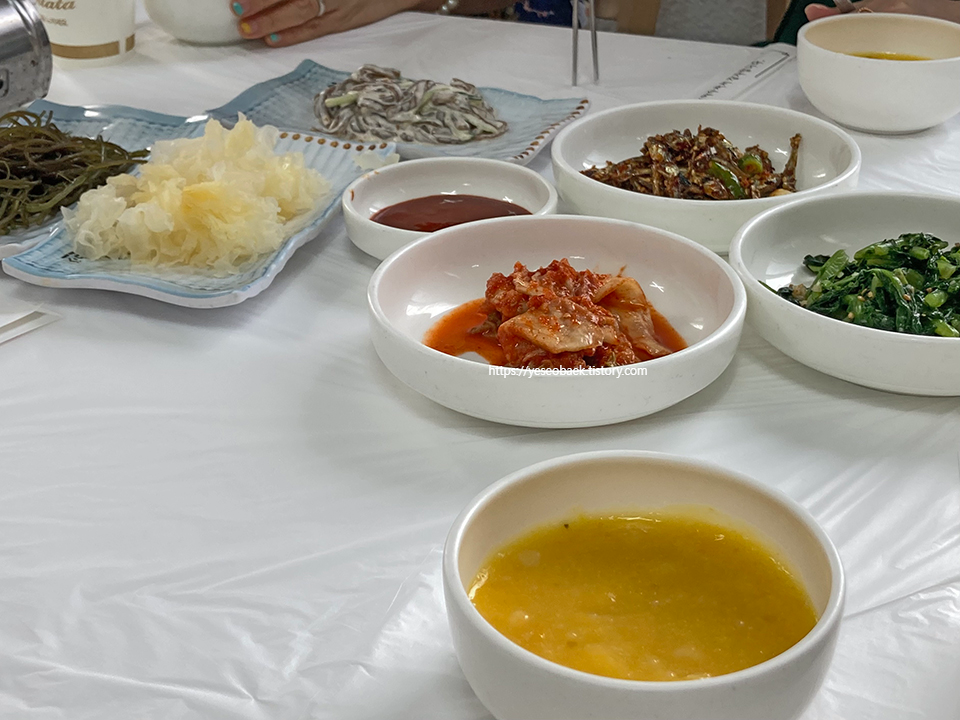 포항에 설머리 물회지구에 있는 이어도 회 식당 반찬 사진