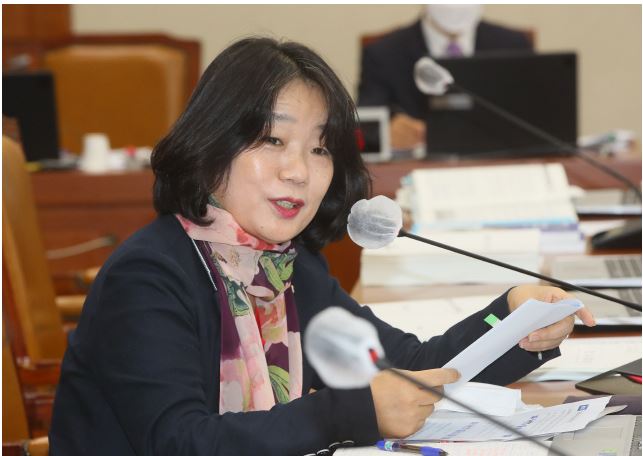  윤미향 불구속 기소..혐의는