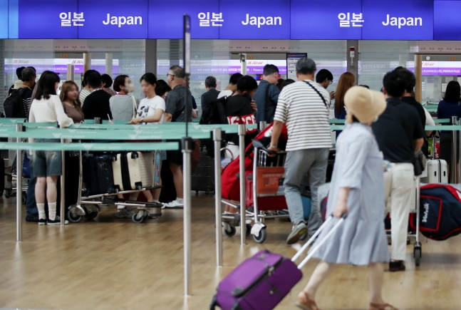 20일 인천국제공항 제1터미널에서 여행객들이 일본 탑승수속 기다리고 있다.