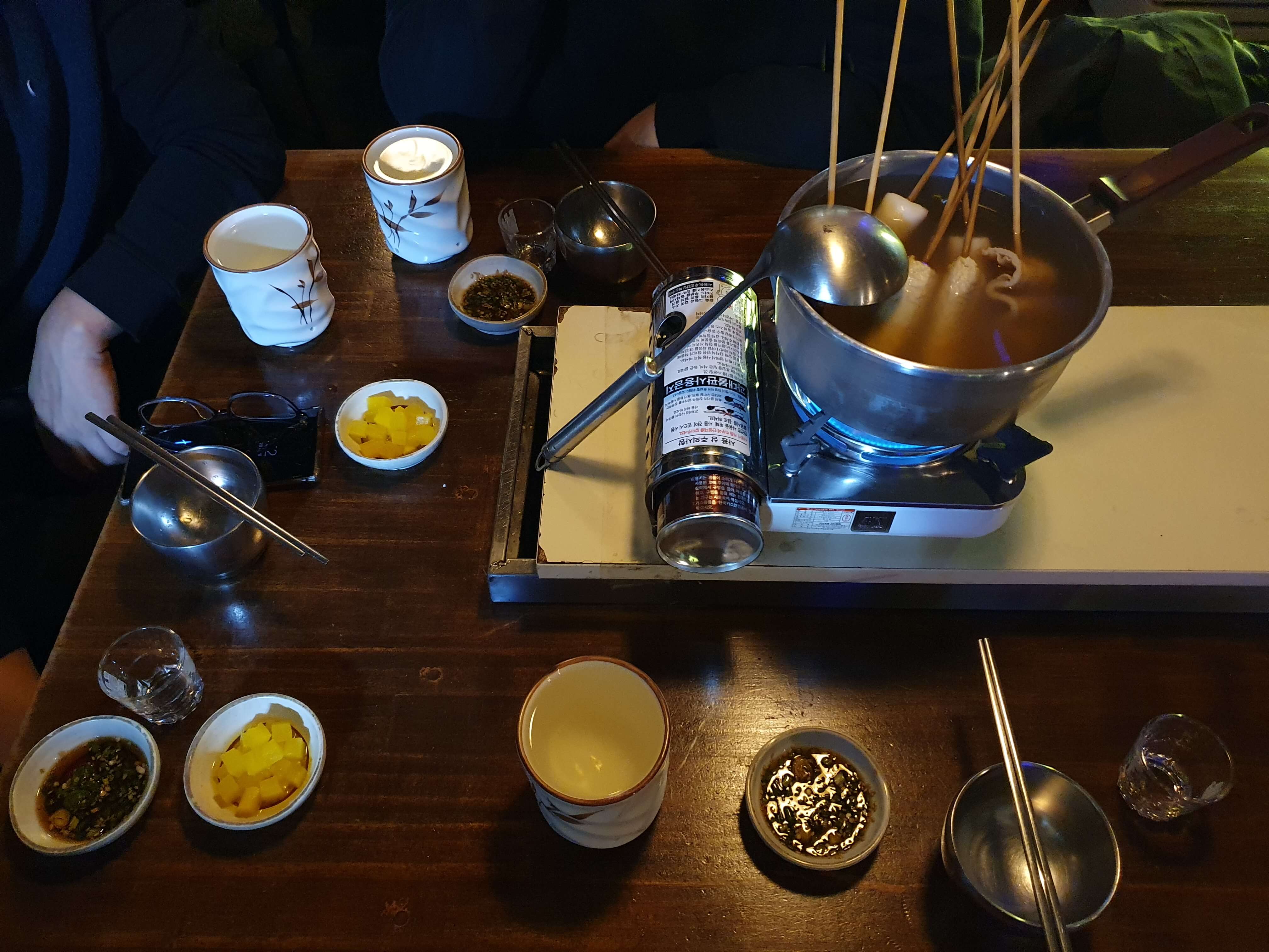 그때만난순필씨 주문 메뉴 가격 오뎅 한꼬지 1,000원, 정종 한잔 4,000원, 비빔면(팔도 2개) 5,000원