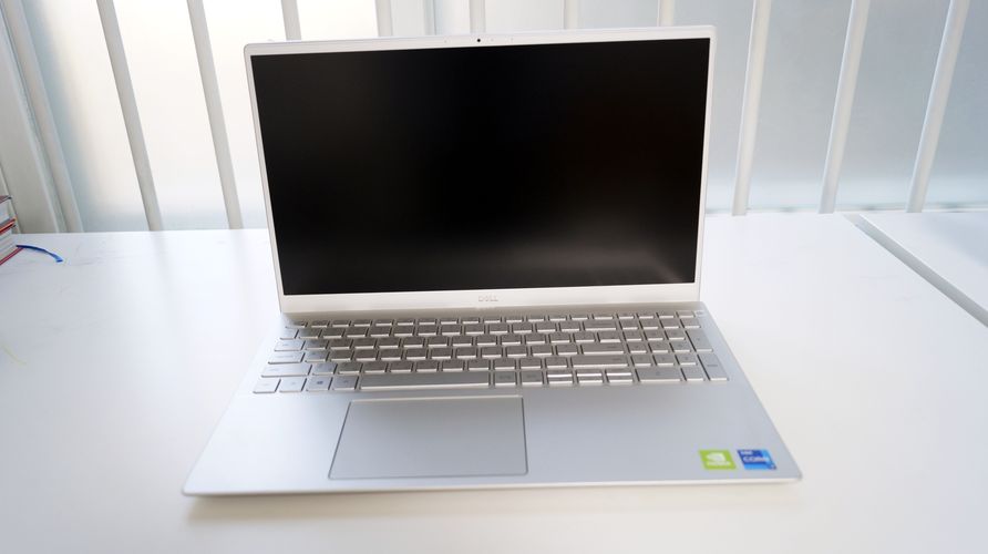 노트북을 펼친 모습