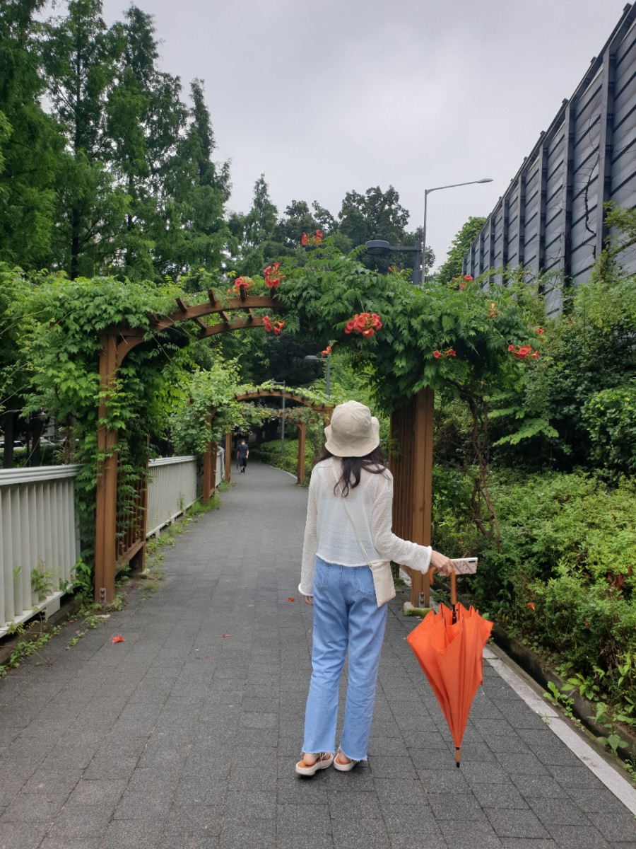 19도 21도 서울 가디건 내츄럴룩 비오는날 청바지 코디 20210618 20대 여성 데일리룩 기온별 복장 (오늘 날씨복 차림) 여름 2