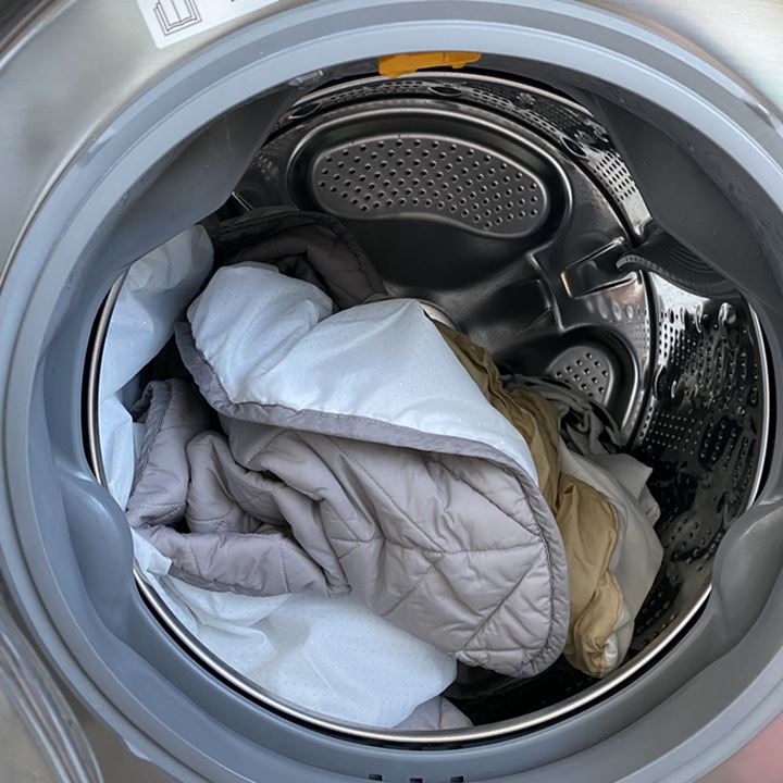 이불-일반-세탁물-함께-드럼세탁기-세탁하는-모습