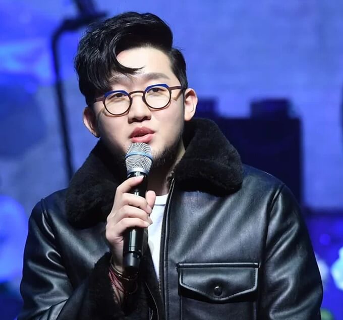 &#39;버터맥주&#39; 논란이 제조사와 민사소송으로 확대되었는데&#44; 박용인의 자택에 가압류 신청이 법원에서 받아들여졌다.
버추어컴퍼니는 &#39;뵈르&#39; 맥주로 불리는 제품을 광고하며 식품표시광고법 위반 혐의로 불구속기소되었고&#44; 부루구루는 박용인의 불법 행위에 대해 법적 대응을 예고했다.
박용인은 사과와 해명을 통해 재판 과정에서 성실하게 임할 것을 강조했고&#44; 첫 공판기일은 4월 23일로 예정되어 있다.