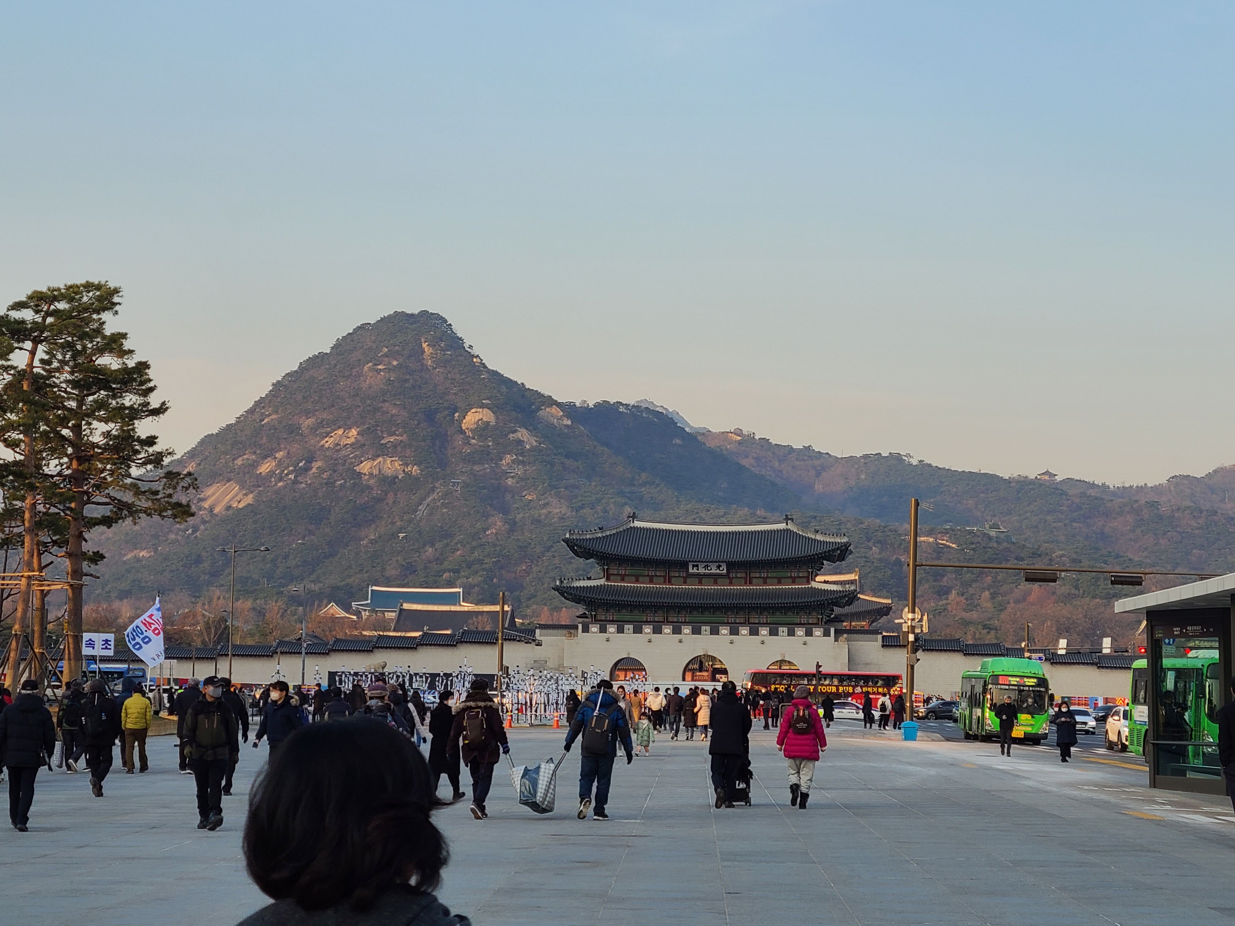 북한산을 배경으로 서 있는 광화문