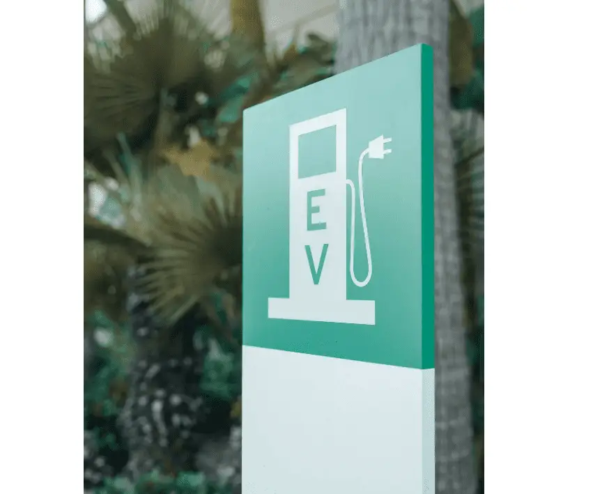 초록색-EV-간판