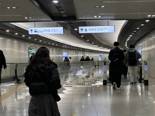 김포공항 국내선 지하철역 입구