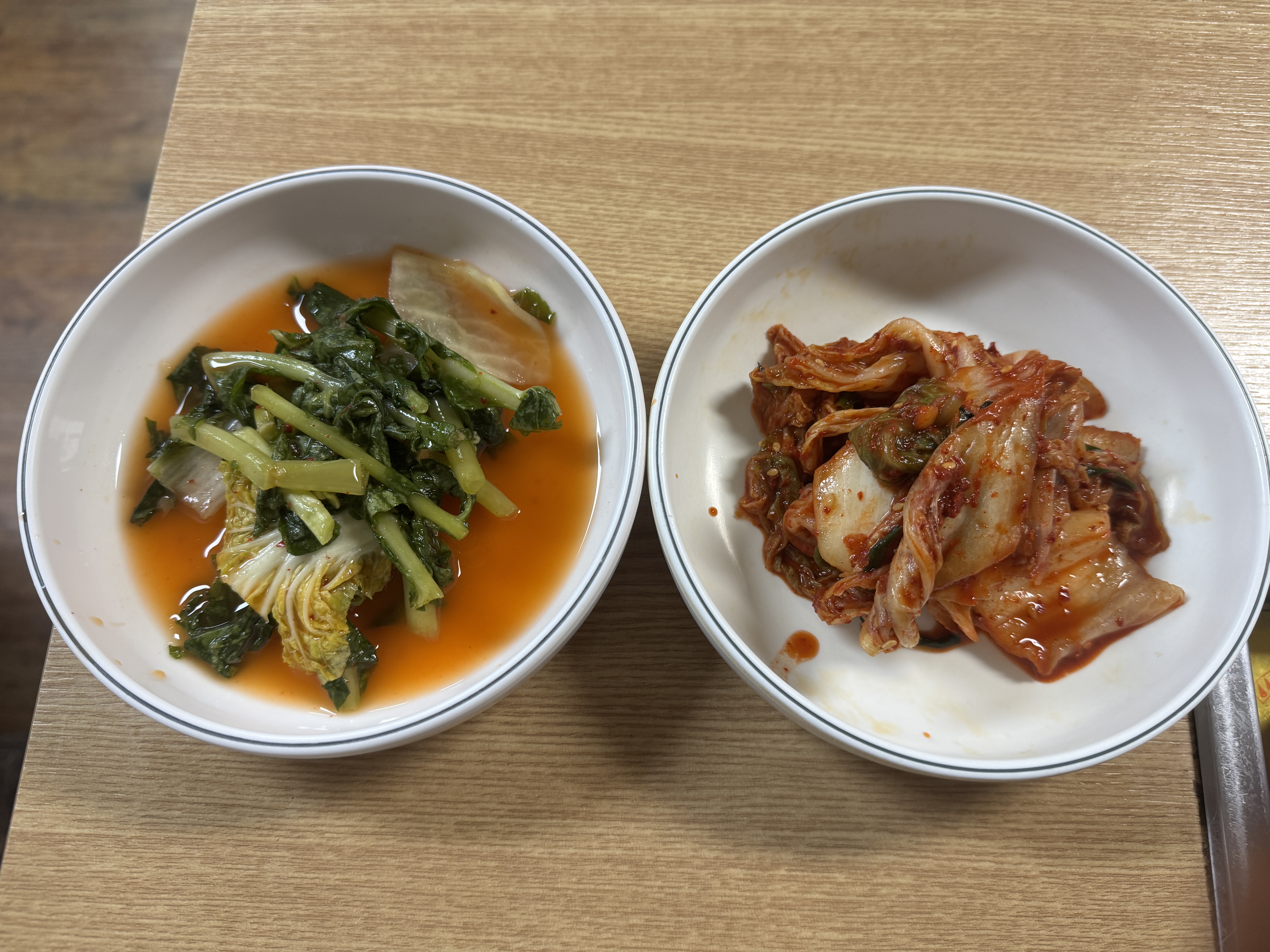 Gohyanghonggulbuchusonkalguksu (고향홍굴부추손칼국수) 2