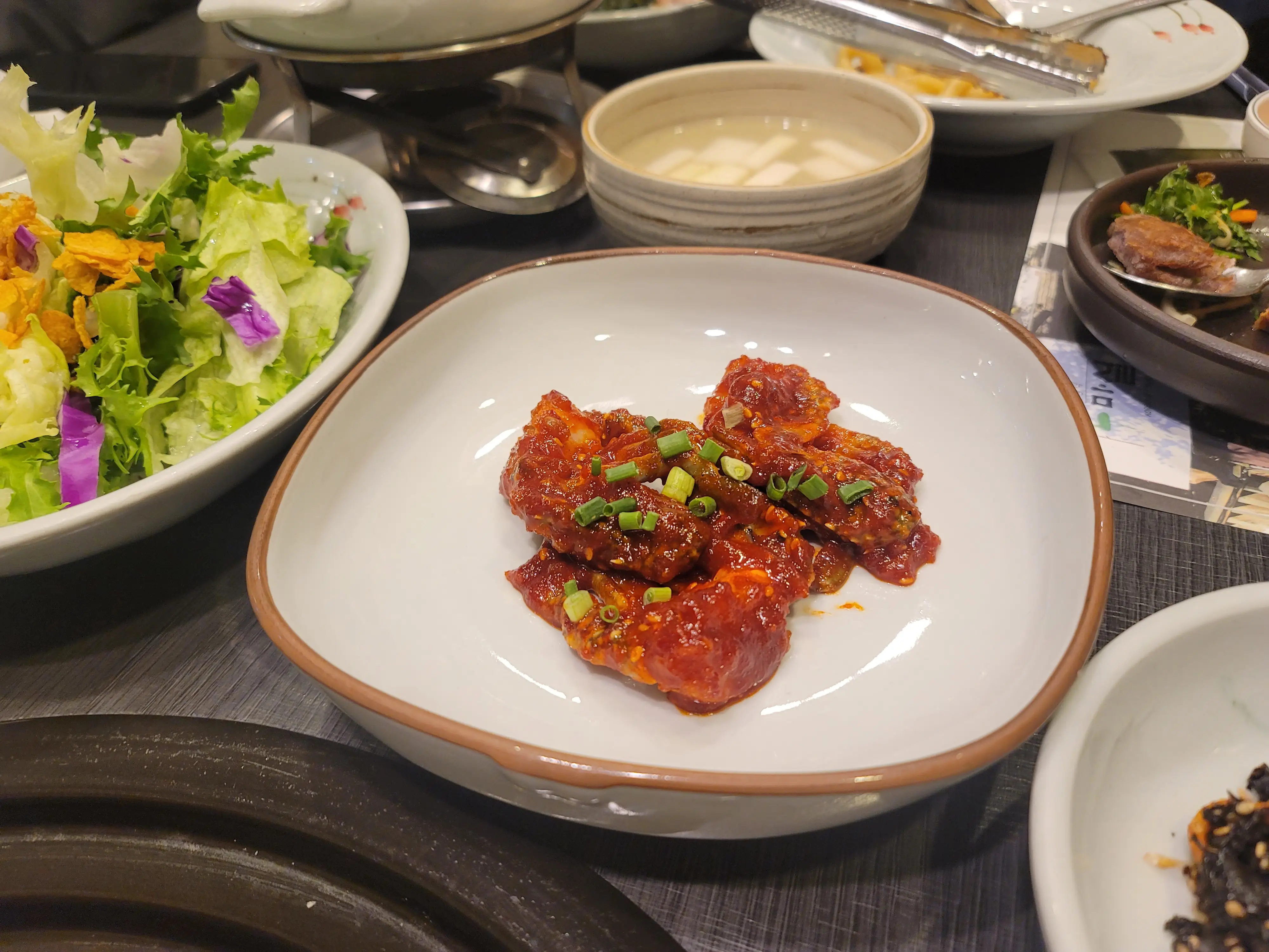 양념게장. 빨간 게장위에 쪽파가 송송 올라가있다.