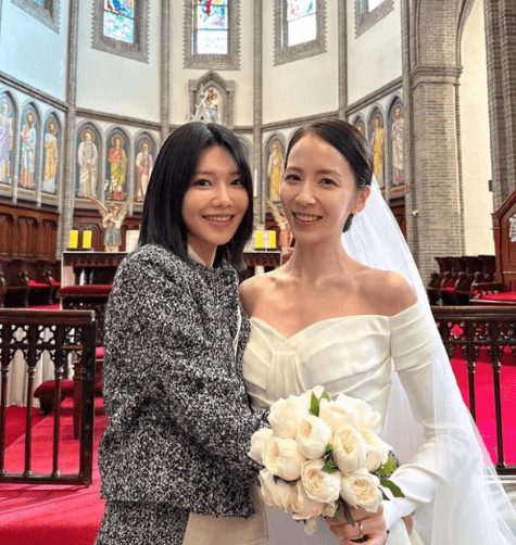 배우 김동욱과 스텔라 김의 결혼식에서의 수영과 신부의 사진